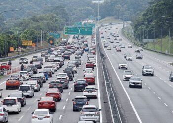 Heavy traffics coming into Kuala Lumpur on the PLUS highway near the Sg Buloh R&R as people are returning home after the Chinese New Year holidays. — RAJA FAISAL HISHAN/The Star