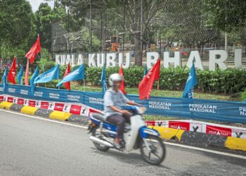 HULU SELANGOR  4 Mei - - Suasana meriah dapat dilihat dengan parti yang bertanding mula memasang bendera masing masing di sekitar Pekan Kuala Kubu Baharu sempena Pilihan Raya Kecil (PRK) N.06 Kuala Kubu Baharu.

PRK Kuala Kubu Baharu memperlihatkan pertandingan saingan empat penjuru iaitu Calon Perpaduan Pang Sock Tao, Calon Perikatan Nasional Khairul Azhari Saut, Calon Bebas Nyau Ke Xin, dan Calon Parti Rakyat Malaysia Hafizah Zainudin.

Suruhanjaya Pilihan Raya (SPR) menetapkan hari pengundian PRK bagi kerusi DUN Kuala Kubu Baharu pada 11 Mei ini, manakala tarikh penamaan calon dan hari pengundian awal masing-masing ditetapkan pada 27 April dan 7 Mei.

-- fotoBERNAMA (2024) HAK CIPTA TERPELIHARA