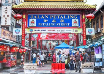 Visitors throng Petaling Street in search of good food and good bargains. 

— MUHAMAD SHAHRIL ROSLI/The Star