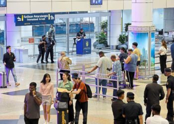 SEPANG, 14 April -- Pihak Polis Diraja Malaysia (PDRM) mengetatkan lagi kawalan keselamatan di Lapangan Terbang Antarabangsa Kuala Lumpur (KLIA) berikutan kes tembakan di Balai Ketibaan Lapangan Terbang Antarabangsa Kuala Lumpur (KLIA) Terminal I awal pagi tadi.

--fotoBERNAMA (2024) HAK CIPTA TERPELIHARA