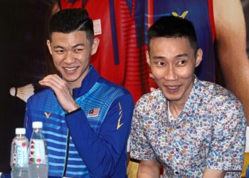 National men's single Lee Zii Jia (left) with Former world No. 1 Datuk Lee Chong Wei react during press conference after signing 100PLUS ambassador ceremony at Axiata Arena, Bukit Jalil. FAIHAN GHANI/The Star.