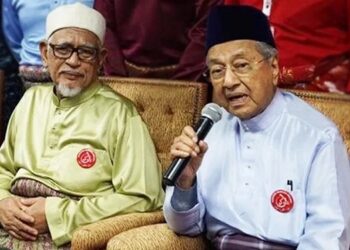 (From left) Tan Sri Abdul Hadi Awang and Tun Dr Mahathir Mohamad (Pic credit: Daily Express)