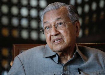 Former Malaysian Prime Minister Mahathir Mohamad speaks during an interview with Reuters in Putrajaya, Malaysia November 8, 2022. REUTERS/Hasnoor Hussain