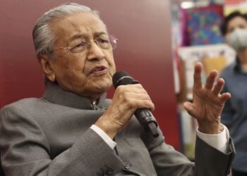 Former prime minister Tun Dr Mahathir Mohamad launch his book ‘Capturing Hope’ at MPH Bookstore, Kuala Lumpur. — FAIHAN GHANI/The Star.