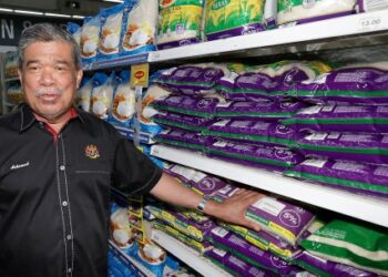 JOHOR BAHRU, 5 Sept -- Menteri Pertanian dan Keterjaminan Makanan Datuk Seri Mohamad Sabu menunjukkan beras putih tempatan yang tiada kenaikan harga dan masih terkawal ketika meninjau stok keterjaminan makanan di Pasaraya Giant Tampoi hari ini.

--fotoBERNAMA (2023) HAK CIPTA TERPELIHARA