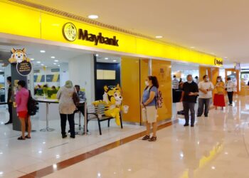 It assured customers that hotline operating hours for critical services such as lost or stolen cards, fraud-related issues, ATM or self-service terminal queries and Maybank2u password-related matters will continue to operate as usual for 24 hours, seven days a week. - ART CHEN/The Star.