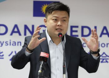 MCA spokesman Mike Chong Yew Chuan  speaks during a press conference on MCA's stance on the import of foreign plastic waste and UNDI18, April 8, 2021. — GLENN GUAN/The Star