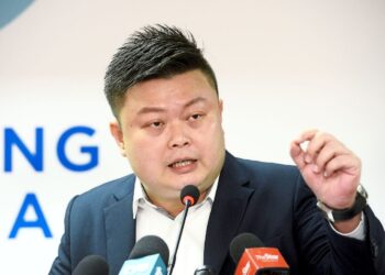 MCA spokeperson Mike Chong speaks on the mopeds banned from public road during a press conferences at Wisma MCA,in Jalan Ampang.
(10/5/2022). —AZHAR MAHFOF/The Star.