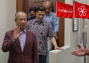 KUALA LUMPUR, 15 Sept - Mahkamah Tinggi hari ini melepaskan dan membebaskan bekas Perdana Menteri Tan Sri Muhyiddin Yassin daripada satu pertuduhan menggunakan kedudukan untuk suapan RM200 juta dan tiga pertuduhan pengubahan wang haram melibatkan jumlah sama. Hakim Noor Ruwena Md Nurdin memutuskan demikian selepas Timbalan Pendakwa Raya Datuk Ahmad Akram Gharib memaklumkan kepada mahkamah bahawa pihak pendakwaan telah membuat keputusan untuk tidak meneruskan kes berkenaan terhadap Muhyiddin, 79, yang berkaitan dengan Bukhary Equity Sdn Bhd. Bagaimanapun, Ahli Parlimen Pagoh itu masih berdepan tiga pertuduhan salah guna kedudukan untuk suapan berjumlah RM25.3 juta. - fotoBERNAMA (2026) HAK CIPTA TERPELIHARA KUALA LUMPUR, Sept 15 - The High Court today acquitted and discharged former Prime Minister Tan Sri Muhyiddin Yassin of one charge of using his position to obtain a RM200 million bribe and three money laundering charges involving the same amount. Judge Noor Ruwena Md Nurdin made the ruling after deputy public prosecutor Datuk Ahmad Akram Gharib told the court that the prosecution had decided to discontinue the case against Muhyiddin, 79, involving Bukhary Equity Sdn Bhd. However, the Pagoh MP still faces three charges of abuse of position involving RM25.3 million in bribes. - fotoBERNAMA (2026) COPYRIGHT RESERVED