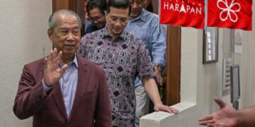 KUALA LUMPUR, 15 Sept - Mahkamah Tinggi hari ini melepaskan dan membebaskan bekas Perdana Menteri Tan Sri Muhyiddin Yassin daripada satu pertuduhan menggunakan kedudukan untuk suapan RM200 juta dan tiga pertuduhan pengubahan wang haram melibatkan jumlah sama. Hakim Noor Ruwena Md Nurdin memutuskan demikian selepas Timbalan Pendakwa Raya Datuk Ahmad Akram Gharib memaklumkan kepada mahkamah bahawa pihak pendakwaan telah membuat keputusan untuk tidak meneruskan kes berkenaan terhadap Muhyiddin, 79, yang berkaitan dengan Bukhary Equity Sdn Bhd. Bagaimanapun, Ahli Parlimen Pagoh itu masih berdepan tiga pertuduhan salah guna kedudukan untuk suapan berjumlah RM25.3 juta. - fotoBERNAMA (2026) HAK CIPTA TERPELIHARA KUALA LUMPUR, Sept 15 - The High Court today acquitted and discharged former Prime Minister Tan Sri Muhyiddin Yassin of one charge of using his position to obtain a RM200 million bribe and three money laundering charges involving the same amount. Judge Noor Ruwena Md Nurdin made the ruling after deputy public prosecutor Datuk Ahmad Akram Gharib told the court that the prosecution had decided to discontinue the case against Muhyiddin, 79, involving Bukhary Equity Sdn Bhd. However, the Pagoh MP still faces three charges of abuse of position involving RM25.3 million in bribes. - fotoBERNAMA (2026) COPYRIGHT RESERVED