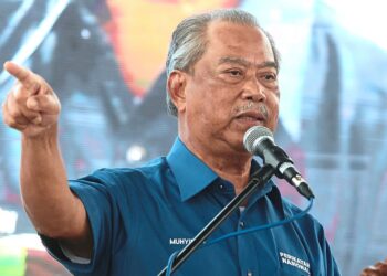 Perikatan Nasional chairman Tan Sri Muhyiddin Yassin described the asset declaration made by several candidates contesting in GE15 is just a political gimmick. — THOMAS YONG/The Star