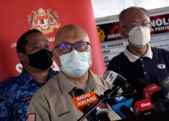 SHAH ALAM, 23 Dis -- Ketua Pengarah Agensi Pengurusan Bencana Negara (NADMA) Datuk Dr Aminuddin Hashim (tengah) pada sidang media khas mengenai situasi terkini keadaan banjir di Selangor di Pos Kawalan Bomba Taman Sri Muda Shah Alam hari ini.

-- fotoBERNAMA (2021) HAK CIPTA TERPELIHARA