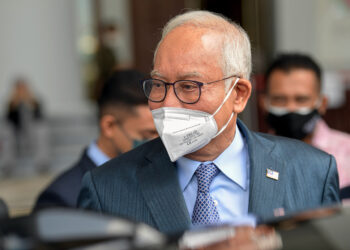 KUALA LUMPUR, 23 Ogos -- Bekas Perdana Menteri Datuk Seri Najib Tun Razak meninggalkan Kompleks Mahkamah Kuala Lumpur hari ini selepas selesai perbicaraan sesi pagi berhubung pertuduhan rasuah dan pengubahan wang haram membabitkan dana 1Malaysia Development Berhad (1MDB) berjumlah RM2.3 bilion.
--fotoBERNAMA (2021) HAK CIPTA TERPELIHARA
