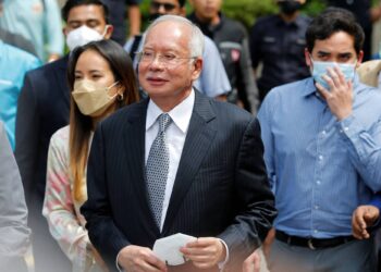 Former Malaysian Prime Minister Najib Razak walks out from the Federal Court during a court break, in Putrajaya, Malaysia August 23, 2022. REUTERS/Lai Seng Sin