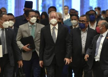 PUTRAJAYA, 23 Ogos -- Bekas Perdana Menteri Datuk Seri Najib Tun Razak ketika tiba di Mahkamah Persekututuan hari ini.  Mahkamah Persekutuan hari ini dijadual mendengar hujahan peguam Najib untuk mengetepikan sabitan dan hukuman terhadap bekas Perdana Menteri itu bagi kesalahan menyeleweng RM42 juta dana milik SRC International Sdn Bhd.  Bagaimanapun, jika peguam Hisyam Teh Poh Teik yang baru dilantik oleh Najib untuk mewakilinya tetap enggan berhujah, maka panel lima hakim yang dipengerusikan Ketua Hakim Negara Tun Tengku Maimun Tuan Mat mungkin membuat keputusan serta-merta atau menangguhkannya ke suatu tarikh lain.  Pada Jumaat lepas, Hisyam memaklumkan panel itu bahawa beliau tidak akan membuat sebarang hujahan sama ada secara bertulis atau lisan bagi membela Najib.  --fotoBERNAMA (2022) HAK CIPTA TERPELIHARA 