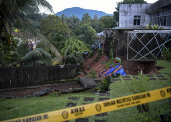 KUALA LUMPUR, 18 Sept -- Keadaan lokasi sekitar kejadian tanah runtuh di bahagian belakang sebuah kediaman yang terjejas dalam kejadian tanah runtuh di Jalan Kemensah Height ketika tinjauan FotoBERNAMA hari ini.
?Sebanyak 19 rumah teres dua tingkat membabitkan 28 keluarga terjejas akibat kejadian tanah runtuh itu malam tadi.
?--fotoBERNAMA (2021) HAK CIPTA TERPELIHARA