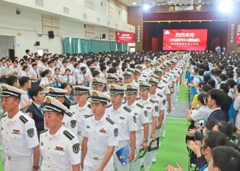Navy personnel from Task Group 83 – the training vessel Qi Jiguang (83) and landing ship JingGangShan (LPD 999) from Zhanjiang, China, leaving the school hall as students cheer them on, after visiting and performing at the Chung Ling Private High School, in George Town, Penang.



( October 07, 2024 ) 



— LIM BENG TATT/The Star