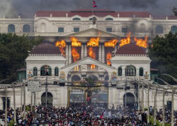 epaselect epa12364471 Fire and smoke rise from the Singha Durbar palace, which houses government and parliament buildings, after protesters stormed the premises during violent demonstrations in Kathmandu, Nepal, 09 September 2025. At least 19 people were killed and dozens injured on 08 September during demonstrations against corruption and a government social media ban.  EPA/NARENDRA SHRESTHA