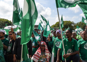 Supporters of Pan-Malaysia Islamic party (PAS) party gather during the election nomination day in Pekan on April 28, 2018. - Malaysia's 14th general election will be held on May 9 with nominations taking place on April 28. (Photo by Mohd RASFAN / AFP)