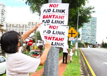 Section 19 residents have put up banners along Jalan Harapan in objection to the Petaling Jaya Dispersal Link highway.