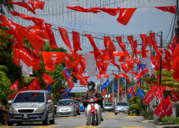 MELAKA, 15 Nov -- SEMAKIN RANCAK ... Deretan bendera Pakatan Harapan dan Barisan Nasional digantung sepanjang jalan ketika tinjauan menjelang Pilihan Raya Negeri Melaka 2021 hari ini.

Suruhanjaya Pilihan Raya (SPR) menetapkan tarikh mengundi bagi Pilihan Raya Negeri (PRN) Melaka pada 20 November manakala undi awal pula pada 16 November ini.
?-- fotoBERNAMA (2021) HAK CIPTA TERPELIHARA