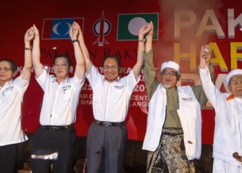 epa03599945 Malaysia's opposition leader Anwar Ibrahim (C) of People's Justice Party (PKR) along with  Pan Malaysian Islamic Party (PAS) president, Hadi Awang (2-R) and Democratic Action Party  (DAP) secretary general Lim Guan Eng (2-L), Democratic Action Party (DAP) adviser, Lim Kit Siang (L) and Pan-Malaysian Islamic Party's (PAS) spiritual leader Nik Aziz Nik Mat (R) posed during the launch of election manifesto 'The People's Manifesto' in Shah Alam near Kuala Lumpur 25 February 2013. Pakatan Rakyat officially launched  its General Election 2013 campaign ?People?s Manifesto? ahead of Malaysia's General Election to give voters enough time to digest its offers by polling day. Opposition's Pakatan Rakyat (People's Alliance) was was formed by the People's Justice Party (PKR), Democratic Action Party (DAP), and Pan-Malaysian Islamic Party (PAS) on 1 April 2008.  EPA/AHMAD YUSNI