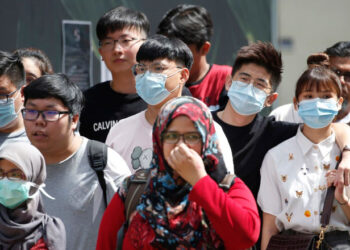 People wearing protective face mask waiting to crosss the road in Kuala Lumpur, Malaysia on March 14, 2020. Malaysia recorded 41 new Covid-19 cases on March 14, 2020. Bringing the total of 238 cases and 35 recovered as reported. (EyePress Newswire/FL Wong)