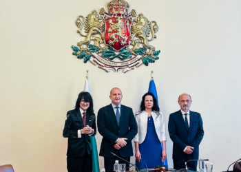 Prof. Datuk Seri Dr Mike Chan with Bulgarian Prime Minister Rumen Radev during the high-level official mission in Sofia. Next to them is Health Minister Prof. Dr. Silvi Kirilov and former Health Minister Assen Medjidiev at the Prime Minister’s Office.