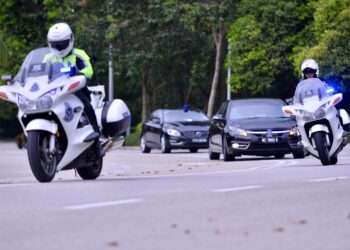 Story on the police outrider giving escort to VIP convoy. 1)Pictures of the outriders with blue lights siren as they were ridding the bikes. 2) Along certain roads, there is also a blue lights blinking where to ask motorist be cautions.RAJA FAISAL HISHAN/The Star.