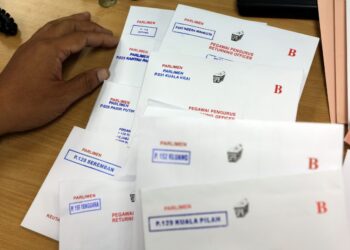 KUALA LUMPUR, 16 Nov -- Suruhanjaya Pilihan Raya Malaysia (SPR) mengeluarkan sebanyak 365,686 kertas undi pos kepada mereka yang layak mengundi secara pos bagi Pilihan Raya Umum Ke-15 (PRU15).

Pengundian pos ialah proses biasa pada semua pilihan raya dan semua kertas undi pos bagi Pilihan Raya Umum ke-15 (PRU-15) dikeluarkan bermula pada 7 November lalu.

Menteri di Jabatan Perdana Menteri (Parlimen dan Undang-Undang), Datuk Seri Dr Wan Junaidi Tuanku Jaafar, berkata ejen calon juga sudah dimaklumkan oleh Pegawai Pengurus Pilihan Raya mengenai tarikh pengeluaran undi pos.

-- fotoBERNAMA (2022) HAK CIPTA TERPELIHARA