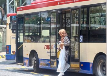 Passengers alighting from Rapid Bus KL. 

. — FAIHAN GHANI/The Star