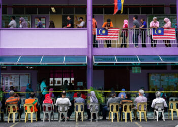 People line up to vote during the general election in Kuala Lumpur, Malaysia, May 9, 2018. REUTERS/Athit Perawongmetha     TPX IMAGES OF THE DAY - RC144B8EF9E0