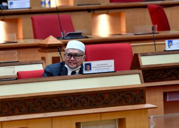 IPOH, 14 Dis -- Pengerusi Jawatankuasa Perladangan, Pertanian dan Industri Makanan Perak Razman Zakaria mendengar perbahasan Ahli Dewan Undangan Negeri (ADUN) Hulu Kinta, Muhamad Arafat Varisai Mahamad yang membuat kejutan dengan membawa ayam ketika sesi perbahasan pada Mesyuarat Kedua, Tahun Keempat Dewan Negeri Ke-14 Perak Darul Ridzuan di Bangunan Perak Darul Ridzuan hari ini.

-- fotoBERNAMA (2021) HAK CIPTA TERPELIHARA