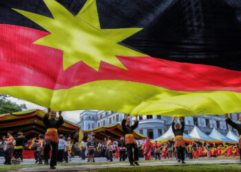 KUCHING, 22 Julai -- Peserta mengibarkan bendera gergasi Sarawak pada Perhimpunan dan Perarakan Sambutan 60 Tahun Sarawak Merdeka di Padang Merdeka, hari ini.

-- fotoBERNAMA (2023) HAK CIPTA TERPELIHARA
