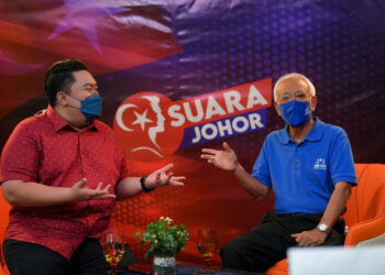 JOHOR BAHRU, 4 Mac -- Ketua Bahagian UMNO Johor Baharu Tan Sri Shahrir Abd Samad (kanan)  ditemubual Pengacara Program, Hilman Jamil bagi  mengupas isu lanskap politik negara dalam program Suara Johor sempena Pilihan Raya Negeri (PRN) Johor hari ini. 

--fotoBERNAMA (2022) HAK CIPTA TERPELIHARA
