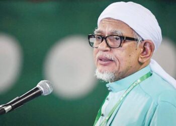 KUALA NERUS, 15 Sept -- Presiden PAS Datuk Seri Abdul Hadi Awang menyampaikan ucaptama pada perasmian Muktamar Tahunan PAS ke- 64 di Stadium Tertutup, Kompleks Sukan Negeri Gong Badak hari ini.
-- fotoBERNAMA (2018) HAK CIPTA TERPELIHARA
