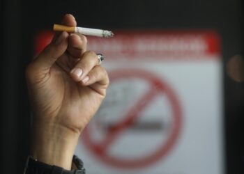 KUALA LUMPUR 27 JULAI 2022. Kelihatan seorang perokok menghisap rokok ditempat larangan merokok. Rata-rata perokok masih tidak mengendahkan larangan merokok ditempat awam. Rang undang-undang (RUU) kawalan tembakau bertujuan mengekang tabiat merokok dan mahu menghentikan penjualan dan penggunaan rokok atau produk rokok elektronik dalam kalangan kanak-kanak yang lahir dari 2005 iaitu mereka yang akan berusia 18 tahun. STR/GENES GULITAH