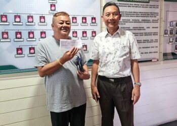 See (left) with Kelantan Federation of Chinese Associations president Datuk Oie Poh Choon (right) at the MPKB office after paying the fine.