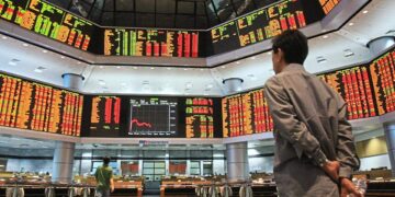 Trading at Bursa Malaysia counters at RHB Jalan Tun Razak become normal after having the technical problem yesterday. Starpic by Azman Ghani
