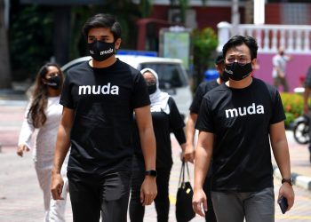 MELAKA, 27 Okt -- Presiden Parti Ikatan Demokratik Rakyat Malaysia (MUDA), Syed Saddiq Syed Abdul Rahman (kiri) ketika hadir bagi mengadakan sidang media di Bangunan Stadthuys dekat Banda Hilir hari ini.
MUDA hari ini menyatakan hasrat  akan bertanding pada Pilihan Raya Negeri (PRN) Melaka, 20 Nov ini dan kini berunding dengan Pakatan Harapan (PH) bagi meletakkan calon MUDA pada PRN berkenaan.
--fotoBERNAMA (2021) HAK CIPTA TERPELIHARA