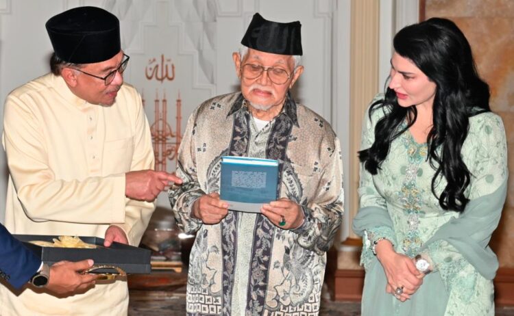 Is Sarawak’s governor Taib Mahmud currently in frail state of health?