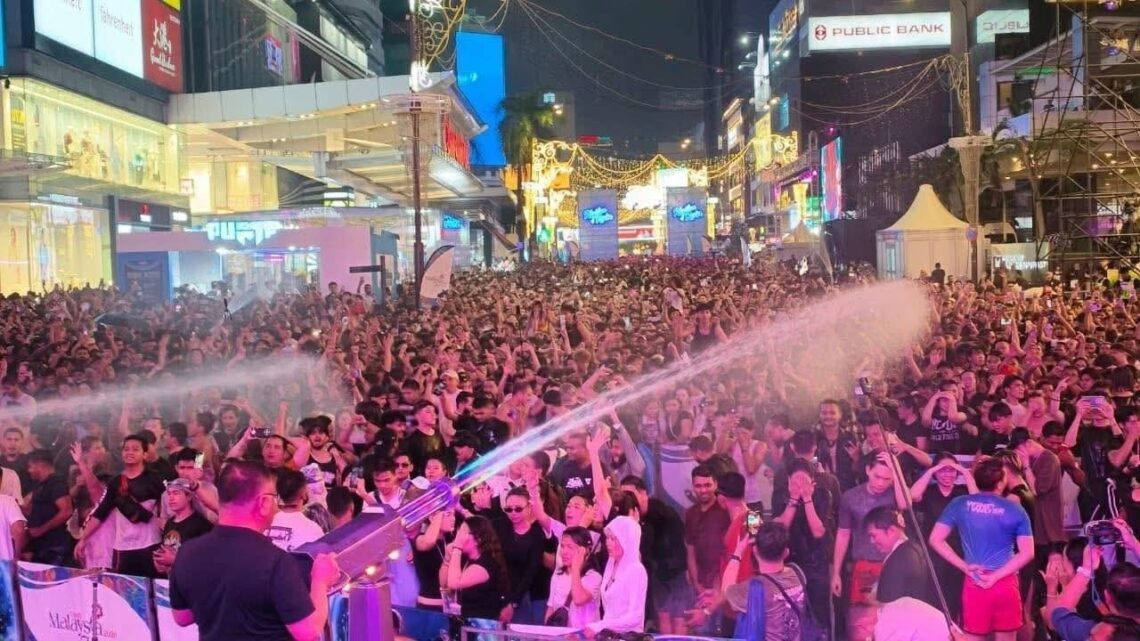 Realasians Rave Chinese think tank: “KL’s inaugural Rain Rave 2026 attracts crowd of ...