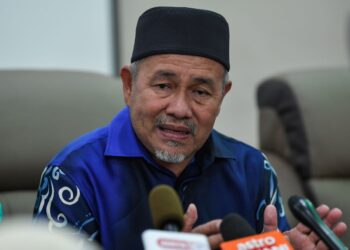 KUALA TERENGGANU, 24 Feb -- Menteri Alam Sekitar dan Air Datuk Seri Tuan Ibrahim Tuan Man pada sidang media selepas melakukan tinjauan ke tapak cadangan projek menaik taraf parit tanah kepada longkang konkrit di Kampung Kubang Parit hari ini.

-- fotoBERNAMA (2022) HAK CIPTA TERPELIHARA