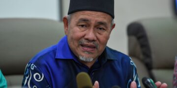 KUALA TERENGGANU, 24 Feb -- Menteri Alam Sekitar dan Air Datuk Seri Tuan Ibrahim Tuan Man pada sidang media selepas melakukan tinjauan ke tapak cadangan projek menaik taraf parit tanah kepada longkang konkrit di Kampung Kubang Parit hari ini.

-- fotoBERNAMA (2022) HAK CIPTA TERPELIHARA
