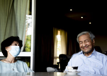 KUALA LUMPUR, 4 Feb -- Bekas Perdana Menteri Tun Dr Mahathir Mohamad berbual dengan isterinya Tun Dr Siti Hasmah Mohd Ali dan ceria menikmati minuman di kediamannya hari ini.?--fotoBERNAMA (2022) HAK CIPTA TERPELIHARA ??????