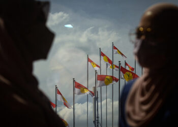 KUALA LUMPUR, 19 Mac -- Bendera UMNO berkibar di luar bangunan Pusat Dagangan Dunia Kuala Lumpur (WTCKL) hari ini.

Hari ini merupakan hari terakhir Perhimpunan Agung UMNO (PAU) 2021 selepas empat hari berlangsung.

-- fotoBERNAMA (2022) HAK CIPTA TERPELIHARA