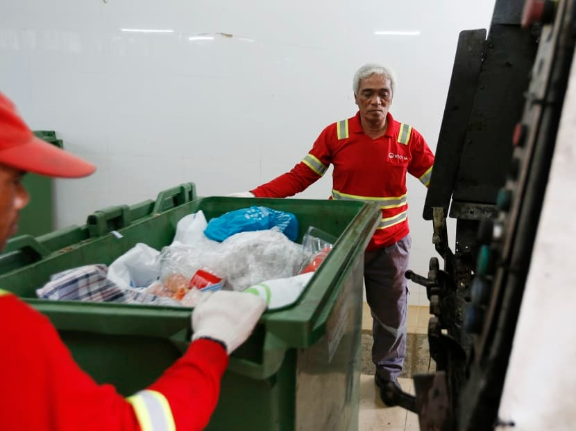 malaysian-garbage-collector-earns-close-to-rm10k-in-singapore-but