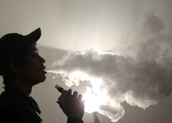 Vaping is catching on with teenagers. (model posing for a picture)  AZMAN GHANI / The Star