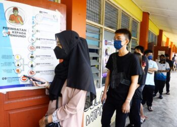 Young voters quieng up to  cast their  vote  at  polling station at SMK Dato' Seth in Yong Peng.
(12/3/2022). —AZHAR MAHFOFI/The Star