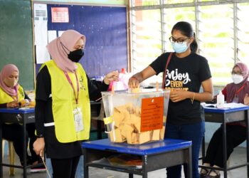 Young voter, N.Leynuga,20 , cast her vote into ballot box  at  polling station at SMK Dato' Seth in Yong Peng.
(12/3/2022). —AZHAR MAHFOFI/The Star